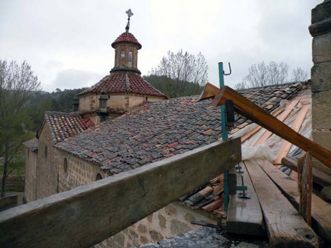Rehabiliten la teulada de la Mare de Déu de la Font a poques setmanes de la Rogativa