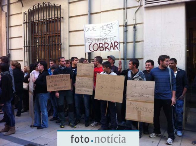 Els alumnes de l'Escola Taller protesten a Castelló pels impagaments