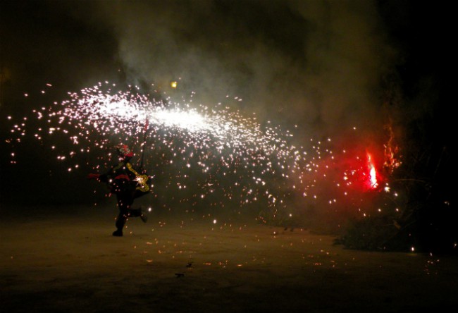 El Matarranya celebra Sant Antoni amb diables, foc, fogueres i olor a xoriços