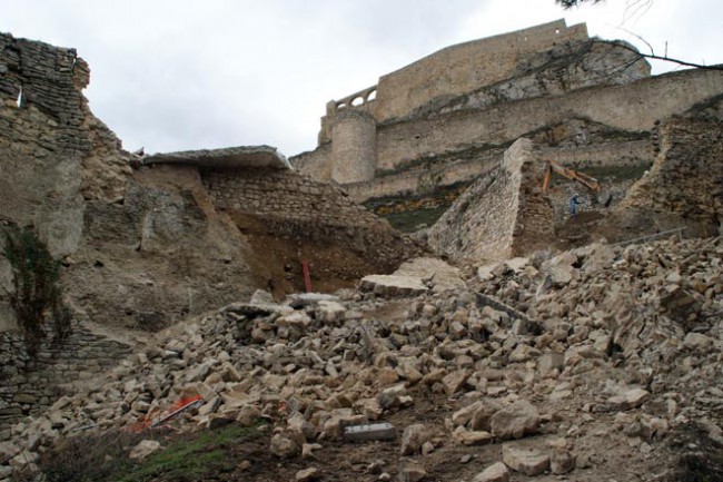 Cau un tros més de la muralla de Morella triplicant el forat del darrer despreniment