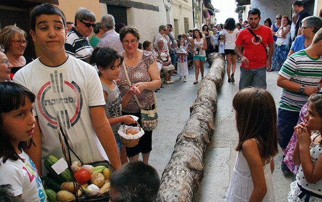 Pena-roja celebra les Festes del Carme amb oferta i la pujada del mallo