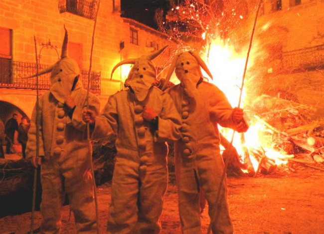 Tornen els diables i el foc en una de festes populars més boniques del Matarranya