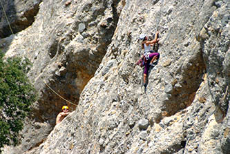 Més de 70 escaladors s'enfilen per les Roques de Masmut en una jornada de convivència