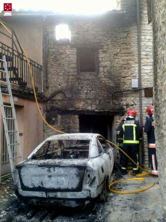 Es crema un cotxe i una casa deshabitada a Castellfort