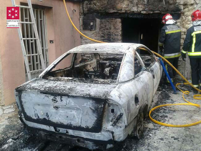 Els bombers donen per extingit l'incendi que ha afectat a un turisme i a un habitatge a Castellfort