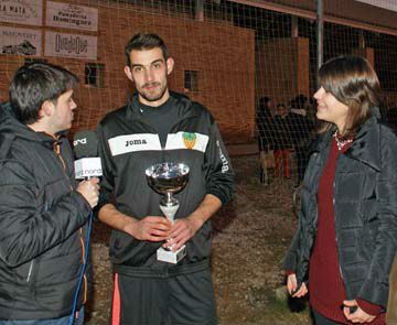 Mampel, Pau, Ángel i Josema reben els trofeus del futbol comarcal durant el derbi