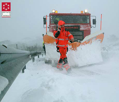 El treball dels Bombers permet que els pobles afectats per la neu mantinguen la normalitat