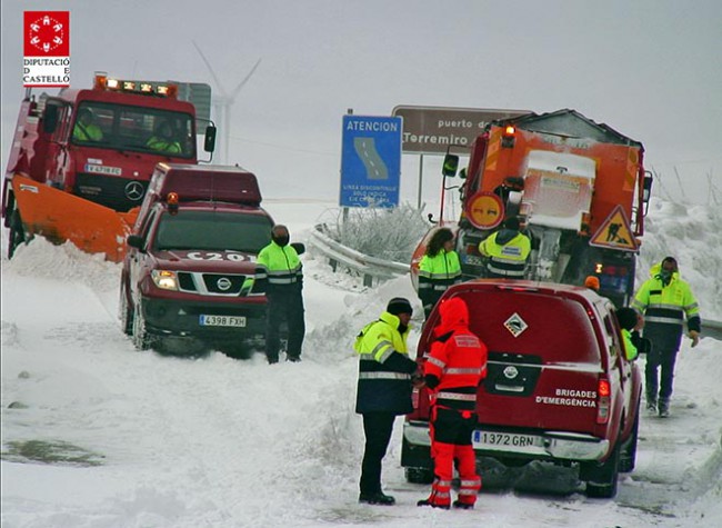El gel done pas a la neu en un dia de molta precaució a les carreteres