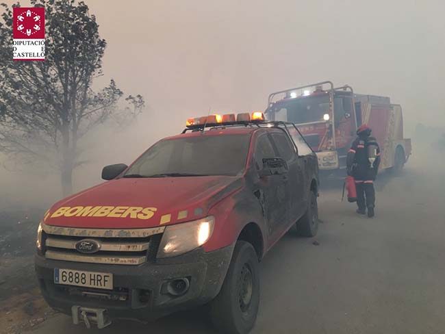 Un bomber del parc dels Ports ferit i masos desallotjats en l'incendi que s'ha declarat al voltant de les 14h en el terme municipal de Culla.